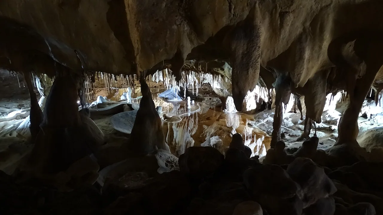 Intérieur des Grottes de Thouzon dans le Vaucluse